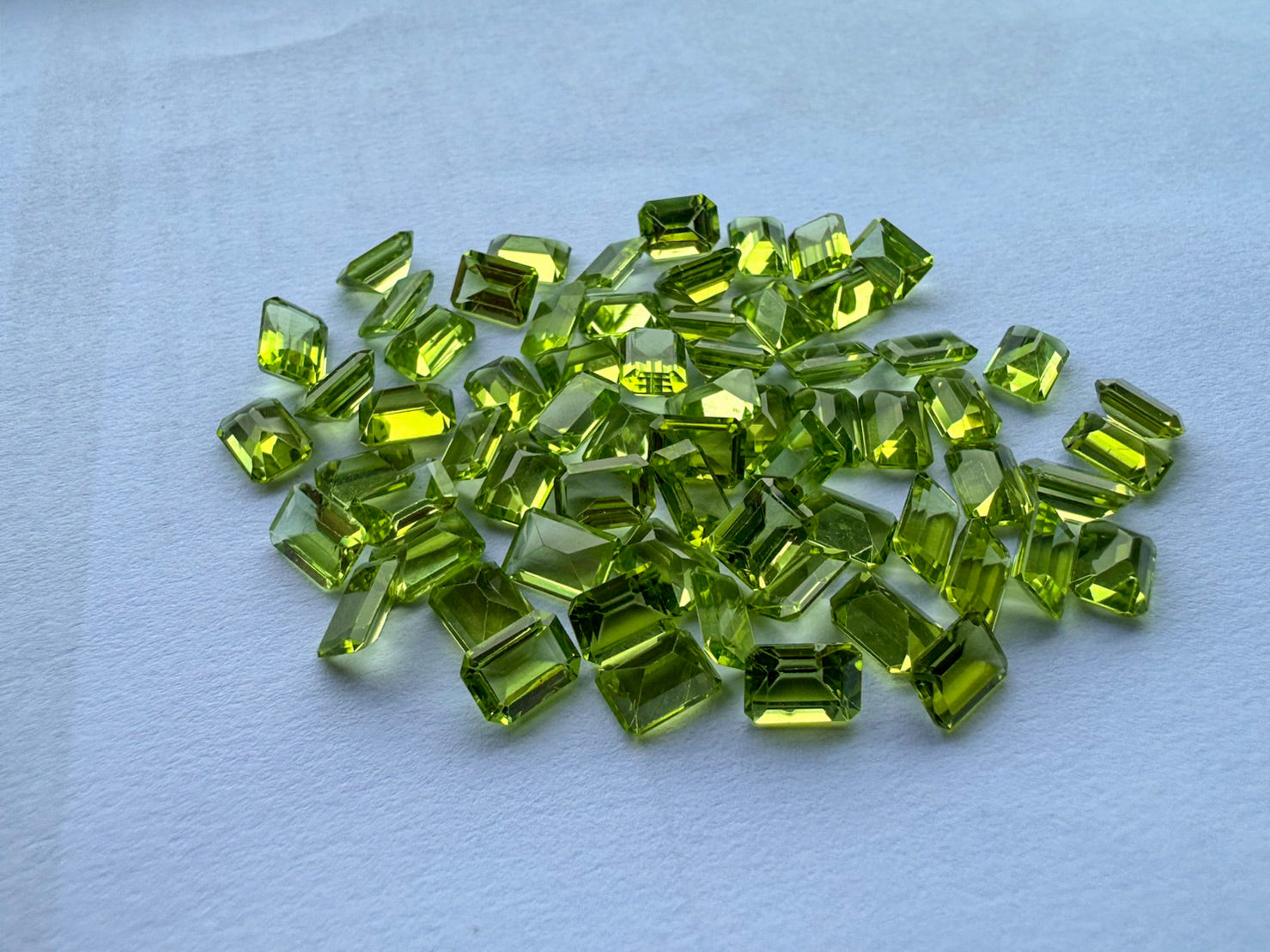 Altın Charm Hoops Peridot