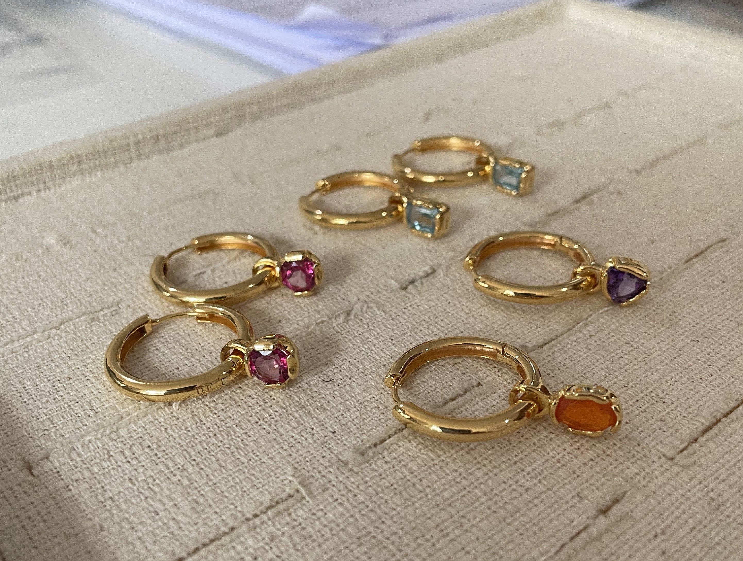 Altın Charm Hoops Amethyst